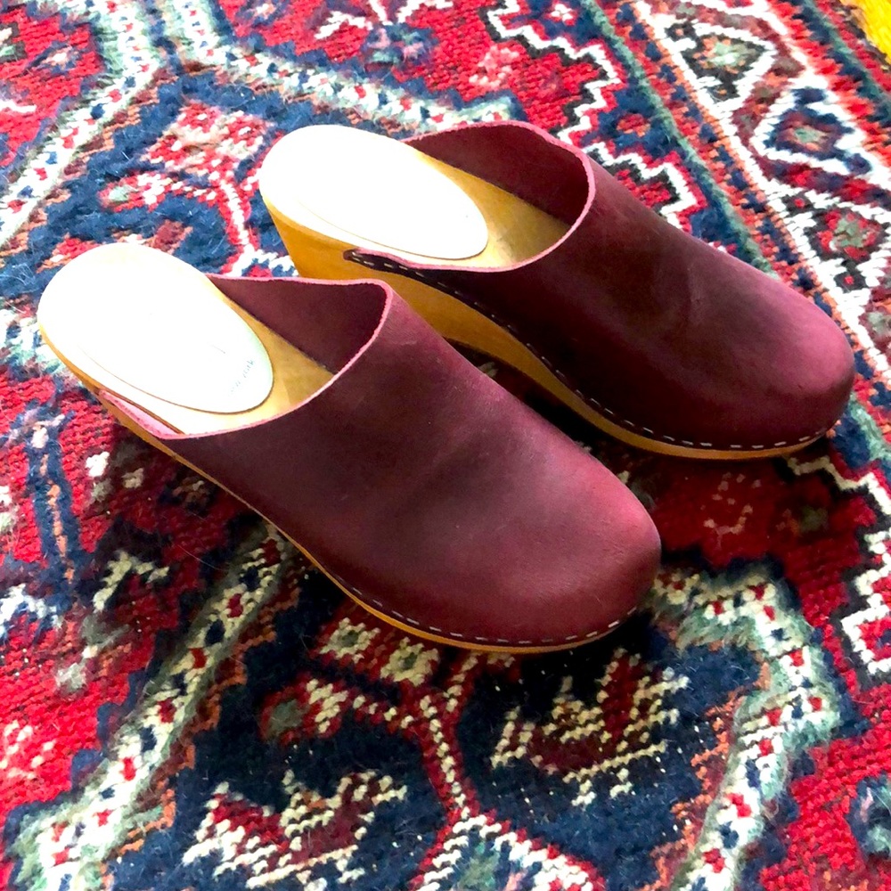 Nina Z wine colored wedge clogs